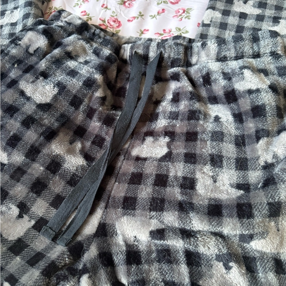 2/25$🍓⭐️ Gray Checkered Fleece Pajama Pants